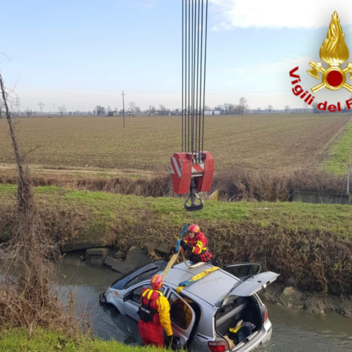 Lodi: perde il controllo e finisce in un canale, 76enne salvato da carabinieri