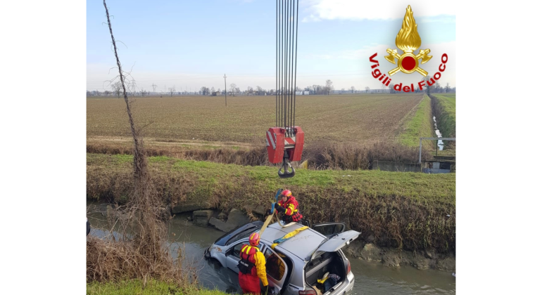Lodi: perde il controllo e finisce in un canale, 76enne salvato da carabinieri