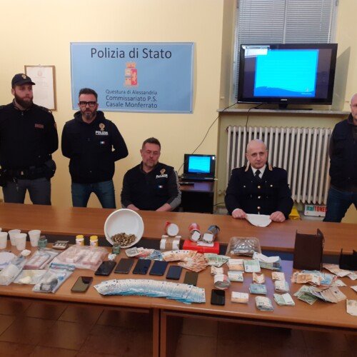Colpo allo spaccio di droga a Casale: tre arresti. Sequestrati 27 mila euro e 300 dosi di cocaina