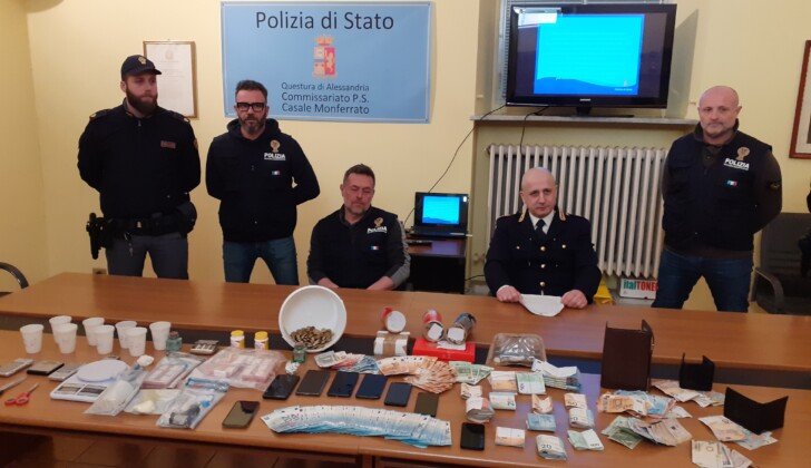 Colpo allo spaccio di droga a Casale: tre arresti. Sequestrati 27 mila euro e 300 dosi di cocaina
