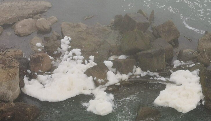 Segnalata schiuma bianca sul fiume Tanaro nei pressi del ponte Meier