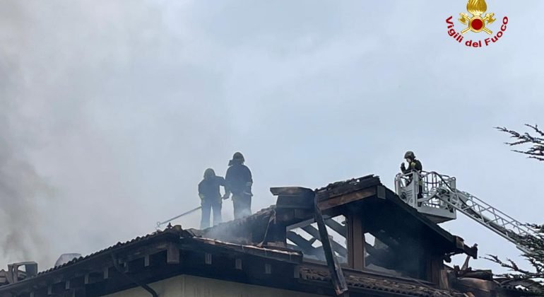 Incendio tetto a Mornese: distrutti 200 metri quadri di copertura
