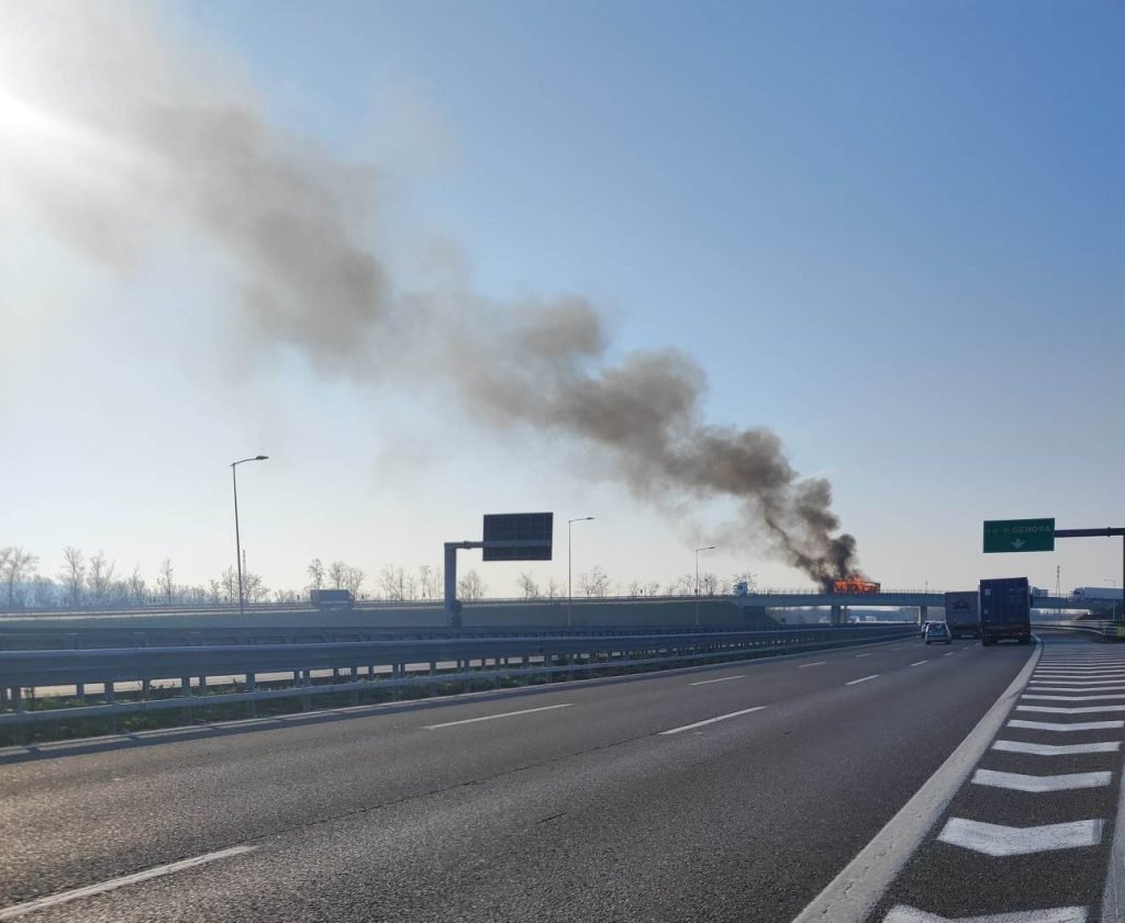 Tir in fiamme autostrada