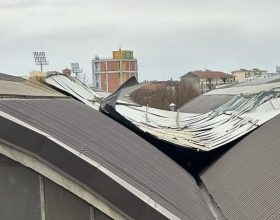 Vento e disagi: lamiere sul tetto, alberi caduti e tegole pericolanti