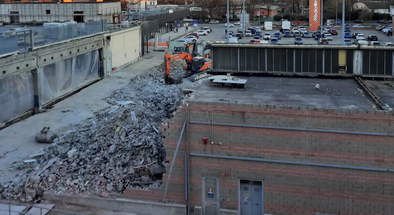 Demolito l’ex capannone Fiat, l’amarezza di un’alessandrina: “Un altro pezzo storico raso al suolo”