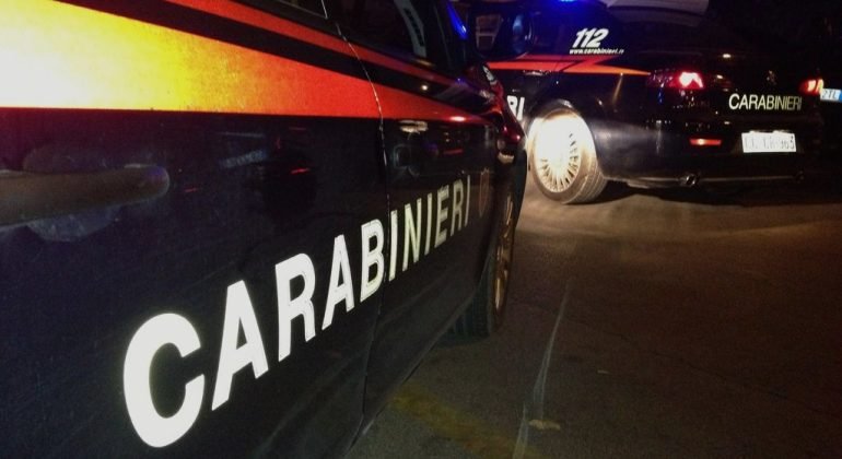 Alla guida con patente sospesa fugge all’alt dei Carabinieri e finisce fuori strada  