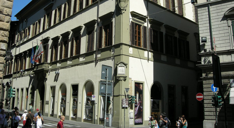 Imbrattano il palazzo del Consiglio Regionale della Toscana. Indagato anche il vogherese Ficicchia