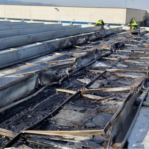Spento l’incendio sul tetto di capannone nella zona industriale di Casale