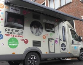 All’Istituto Volta di Alessandria il camper del Moige contro il cyberbullismo: premiato il prof tiktoker Sandro Marenco