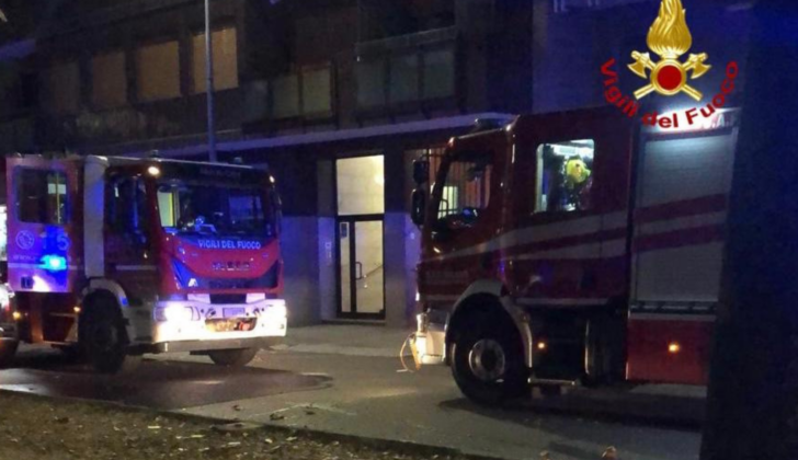 Milano, a fuoco una palazzina in Viale Teodorico