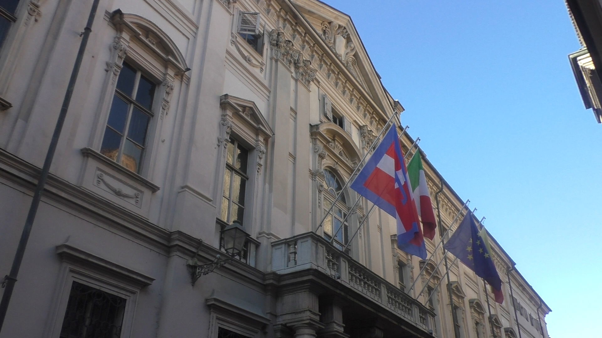 Alberi abbattuti davanti al Castello: a Casale la minoranza chiede spiegazioni alla giunta