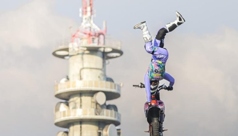 Un pilota vignolese nel libro dei Guinness World Records: su Canale 5 le acrobazie dei Riot Riders