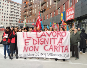 Lavoratori ex Simply Auchan protestano a Milano: in cassa integrazione da 28 mesi senza prospettive