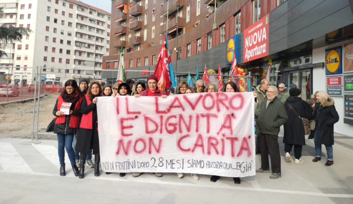 Lavoratori ex Simply Auchan protestano a Milano: in cassa integrazione da 28 mesi senza prospettive