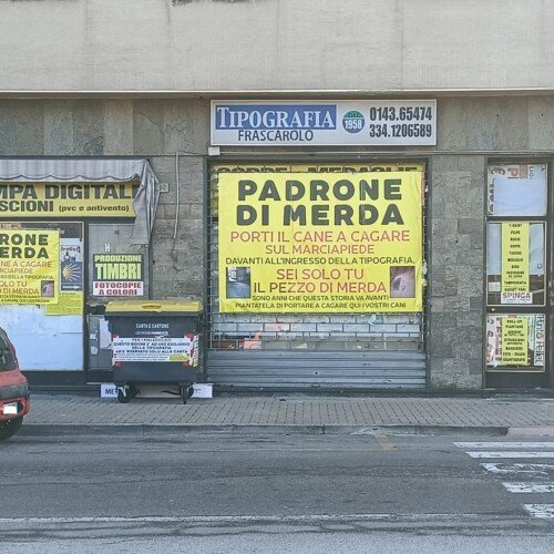 “Padrone di m…”: i cartelloni di un tipografo di Serravalle, stufo di pulire le deiezioni dei cani