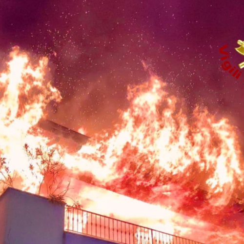 Incendio in una villetta a Trezzano sul Naviglio, cinque persone evacuate