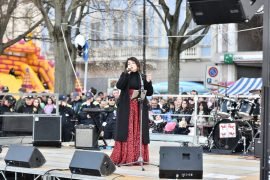 Alessandria canta con Cristina D’Avena e si diverte alla colorata festa di Carnevale in piazza della Libertà