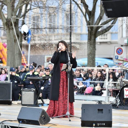Alessandria canta con Cristina D’Avena e si diverte alla colorata festa di Carnevale in piazza della Libertà