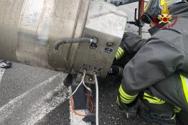 Le squadre VVF mettono in sicurezza un mezzo pesante incidentato nel Lodigiano