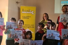 Fiab Amici delle Bici: tessere onorarie alle bambine e ai bambini del progetto Bicibus di Valmadonna