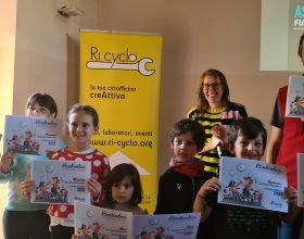 Fiab Amici delle Bici: tessere onorarie alle bambine e ai bambini del progetto Bicibus di Valmadonna
