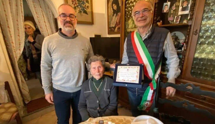 A Solero la festa per i 100 anni della signora Angela, premiata dal Comune con una targa