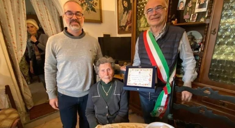 A Solero la festa per i 100 anni della signora Angela, premiata dal Comune con una targa