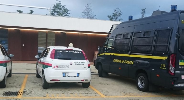 Cooperative ‘usa e getta’ per evadere il fisco, ventidue arresti a Milano