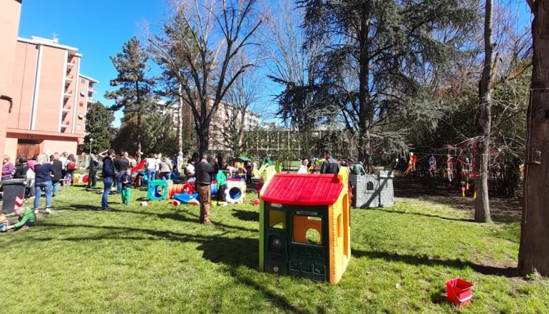 All’asilo Rodari i genitori dei bambini aiutano a sistemare e ad addobbare il prato per la primavera