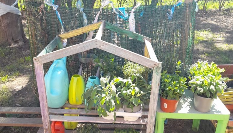 All’asilo Rodari i genitori dei bambini aiutano a sistemare e ad addobbare il prato per la primavera