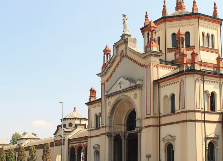 Profanata la cappella del cimitero di Pavia e rubate ostie consacrate. Il vescovo: “Profondo dolore”