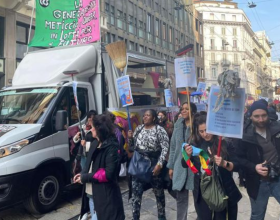 A Milano il corteo delle donne studentesse contro la politica sessista