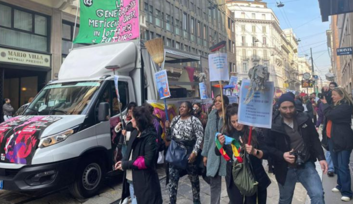 A Milano il corteo delle donne studentesse contro la politica sessista