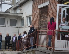 Al quartiere Cristo visita all’ex asilo abbandonato vicino al Punto D: obiettivo recuperare lo spazio del cortile