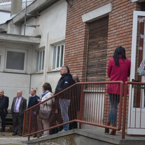Al quartiere Cristo visita all’ex asilo abbandonato vicino al Punto D: obiettivo recuperare lo spazio del cortile