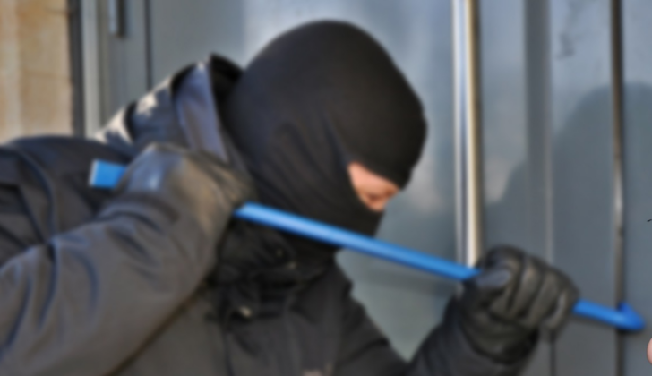 Tentativo di furto in casa a Pavia: arrestata una 21enne e denunciato un complice 15enne