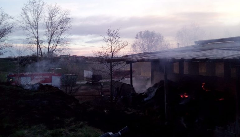 Spento l’incendio del capannone a Carpeneto: Vigili del Fuoco ancora sul posto per bonificare l’area