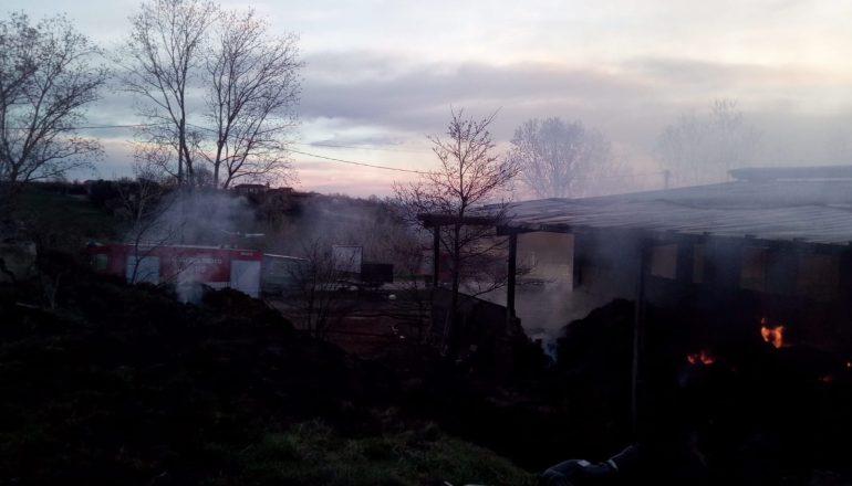Spento l’incendio del capannone a Carpeneto: Vigili del Fuoco ancora sul posto per bonificare l’area