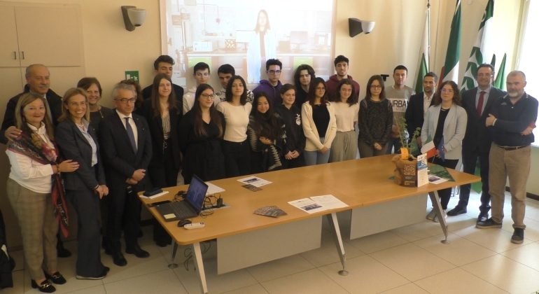 Come tutelare le nocciole italiane dalle frodi: il progetto degli studenti del Volta all’Expo di Bruxelles