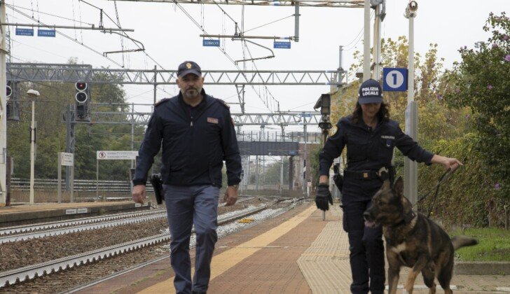 Porta via borsa e cellulare a una donna in stazione: bloccato 30enne ad Alessandria