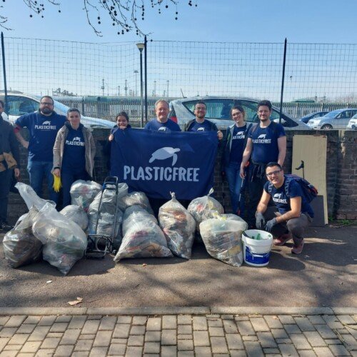 Ad Alessandria la raccolta rifiuti dei volontari di Plastic Free vicino alla stazione