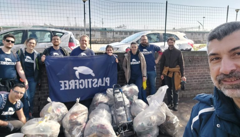 Ad Alessandria la raccolta rifiuti dei volontari di Plastic Free vicino alla stazione