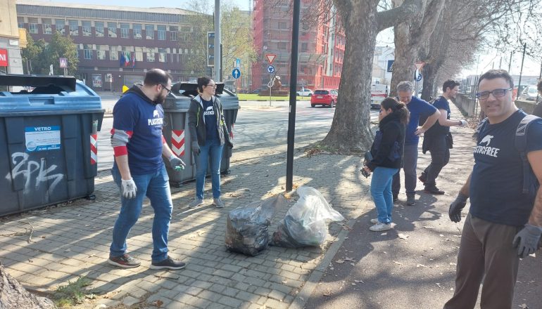 Ad Alessandria la raccolta rifiuti dei volontari di Plastic Free vicino alla stazione