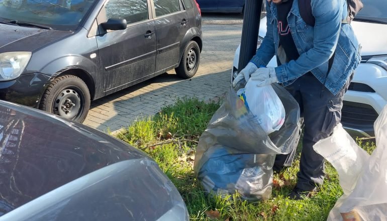 Ad Alessandria la raccolta rifiuti dei volontari di Plastic Free vicino alla stazione
