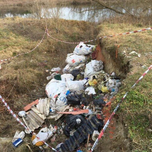 Tanti rifiuti abbandonati lungo il Bormida e al quartiere Europa: la segnalazione di un’alessandrina