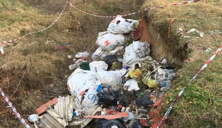 Tanti rifiuti abbandonati lungo il Bormida e al quartiere Europa: la segnalazione di un’alessandrina