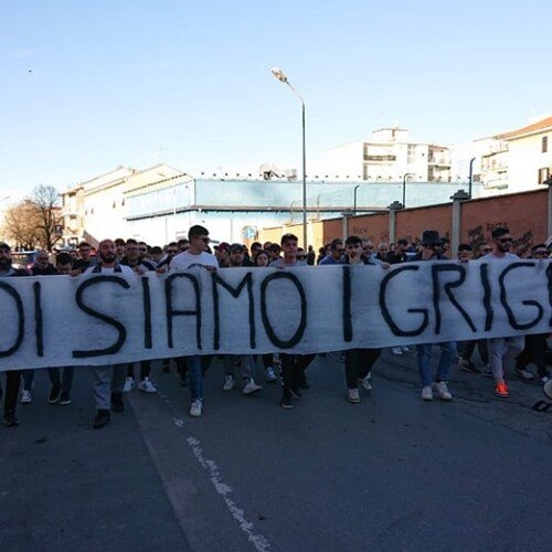 #Salviamoigrigi: il corteo dei tifosi dell’Alessandria Calcio verso il Moccagatta