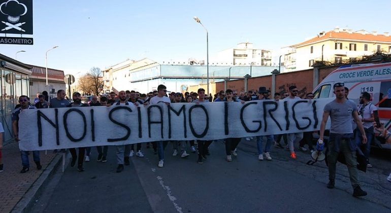#Salviamoigrigi: il corteo dei tifosi dell’Alessandria Calcio verso il Moccagatta