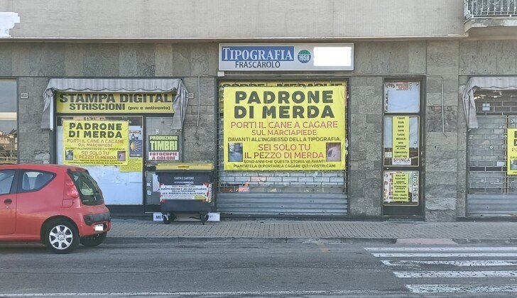 “Padrone di m…”, il cartello del tipografo di Serravalle ripreso in tv: “E ora non ci sono più escrementi”