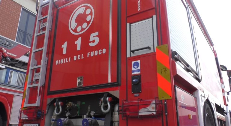 Incendio in un garage a Novi: danni a due auto e tre moto